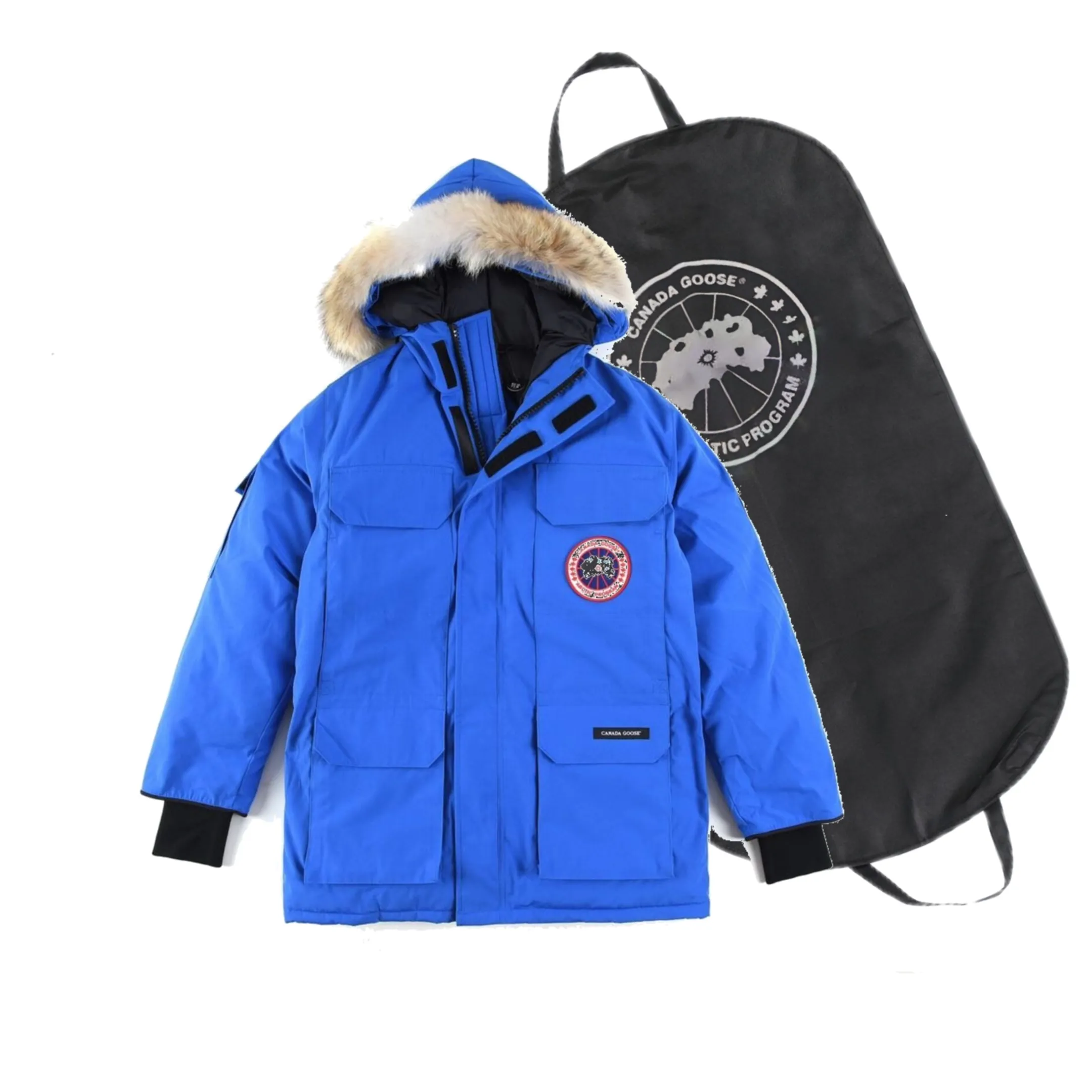 P780 with dust bag) Canada Goose Canada Goose #Expedition expedition parka classic down jacket ➖ Imported 21-count polyester-cotton blended original fabric [last year’s 16-count/18-count hard fabrics have been completely eliminated, this year all use 21-count genuine synchronized fabrics, the soft mid-band feels delicate and textured], genuine synchronized Feather-Light 10D waterproof coated fabric, made of 84.5% polyester fiber and 15.5% cotton, 100% the best feel in the entire network! ➖ The genuine official website is synchronized with the national standard 80 white duck down, you can check the official website customer service, there will never be a series of misleading claims such as 90 down or goose down! ➖ Using the best nylon lining with double double-layer sealing design, velvet-proof No. 7 needle + grid-filled down ready-made garments, there is 100% no so-called velvet running! ➖ The cuffs are designed with thickened seamless threads, and the collar and pockets are lined with top-quality polar fleece to keep you warm and comfortable! ➖ Yoshida YKK provides original custom-made electroplated sliders. YKK two-way lockable zippers are tight and smooth and will not peel off paint! ➖ 3M composite guarantees that the Velcro is the same as the original, durable, and all accessories and hardware are custom-made! ➖ Imported BEHRINGER embroidery machine to customize the 10,000-needle embroidery logo, 98% of which can be reproduced to restore the original logo. You can check and compare on the official website! ➖ The fur collars are all made of large pieces of Western Canadian blue wolf hide, ensuring that each fur collar is 13-15cm wide! 08 models for men and women SIZE: XS S M L XL XXL
